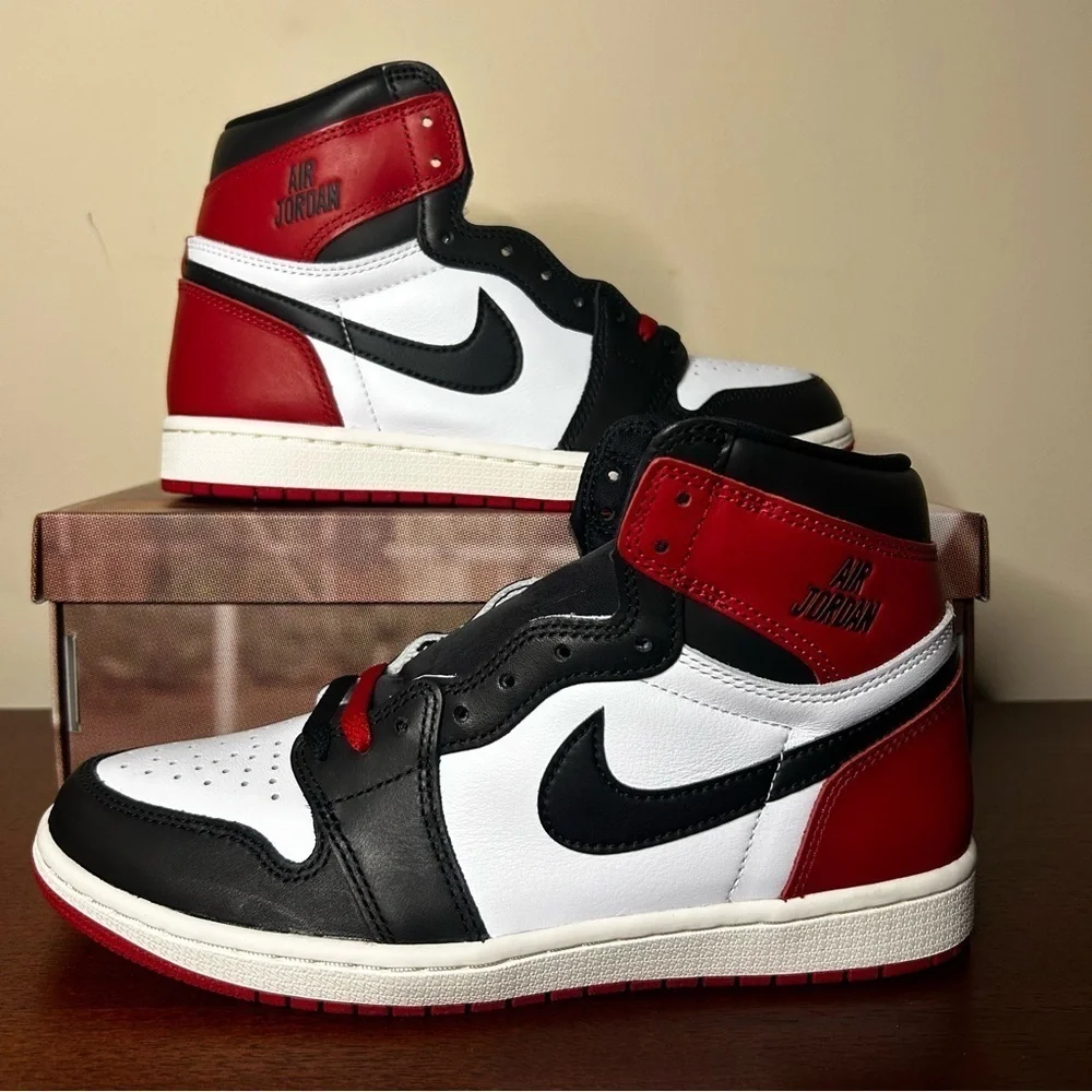 Nike Air Jordan 1 Retro High OG Black Toe (8 Men's / 9.5 Women's) - Picture 3 of 13